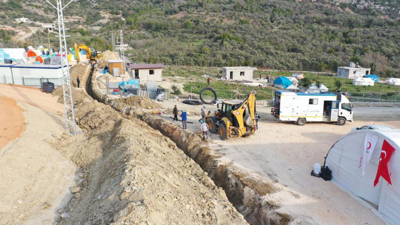 Büyükşehir Hatay’da su ve kanalizasyon şebekesini ayağa kaldırıyor