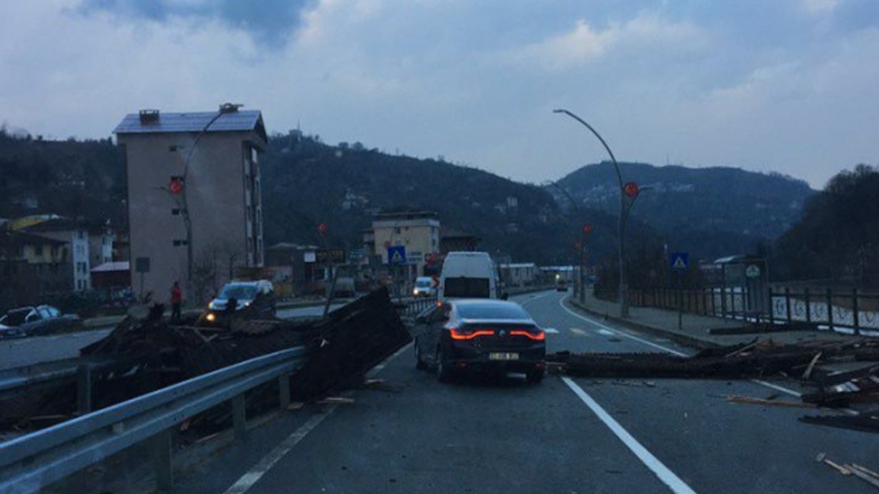 Rize'de fırtına: Çatılar uçtu, otoyol kısmen trafiğe kapandı