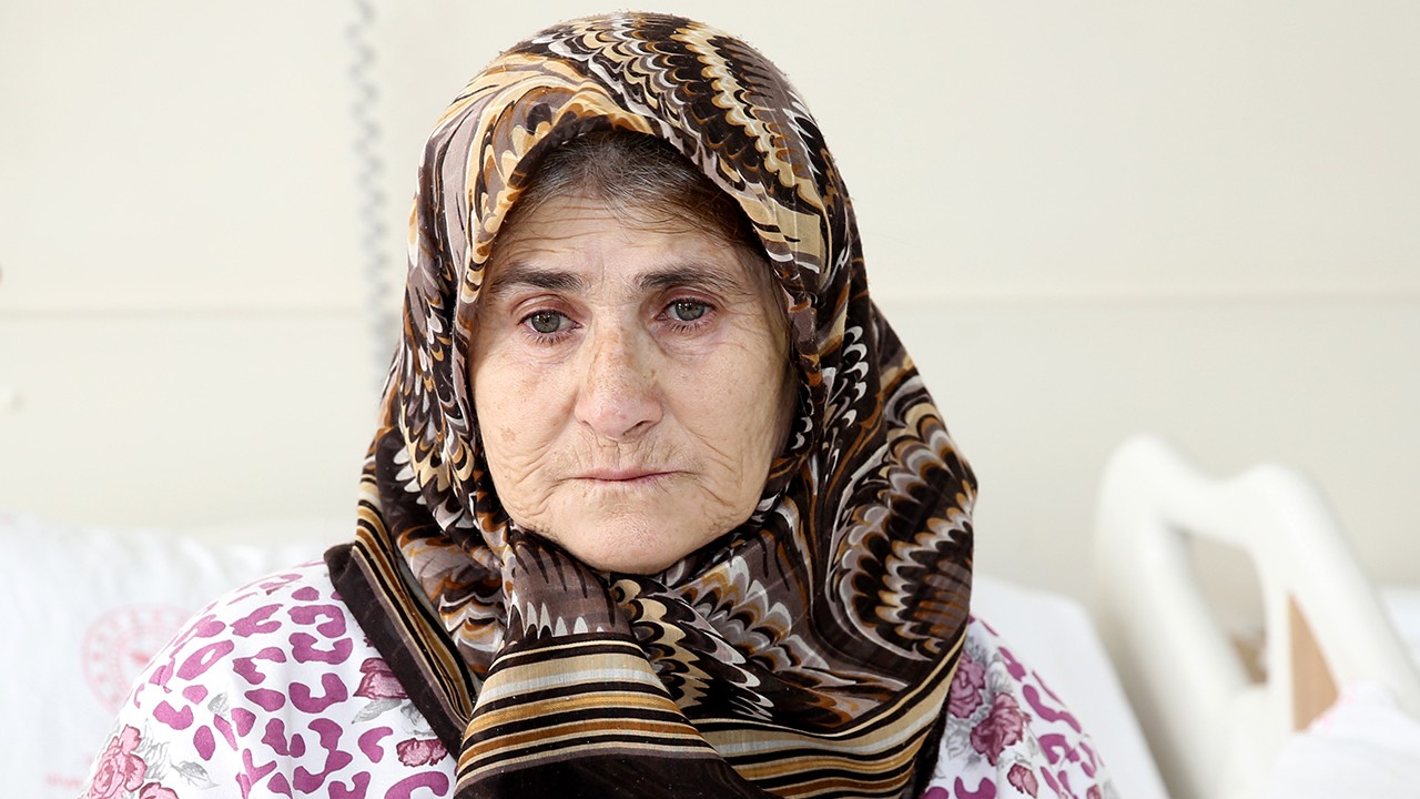 Asrın felaketinde 7 akrabasını kaybeden 63 yaşındaki kadın: “Bütün ev üzerimize yıkıldı“