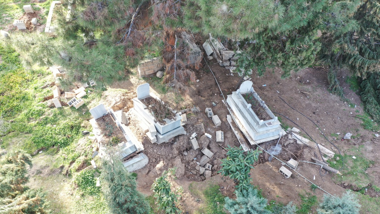 Depremler Nurdağı’ndaki mezarlıkta da tahribata neden oldu