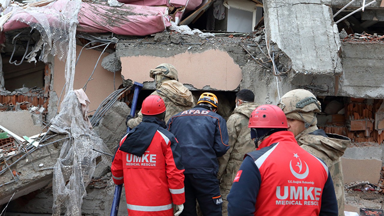 Türkiye'nin dört bir yanından deprem bölgesine yardıma koştular