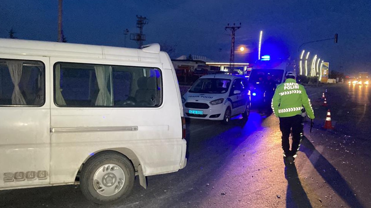Konya’da minibüs ile üç tekerlekli motosiklet çarpıştı: 1 yaralı