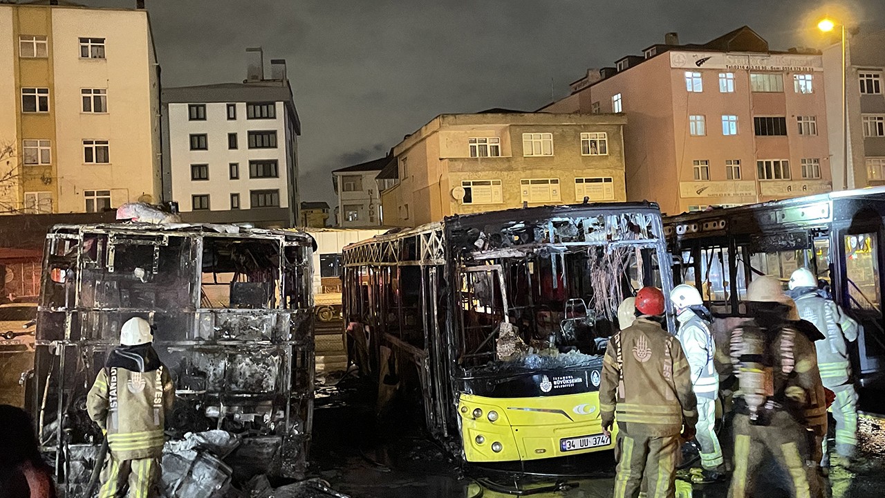 Park halindeki 3 İETT otobüsü yandı