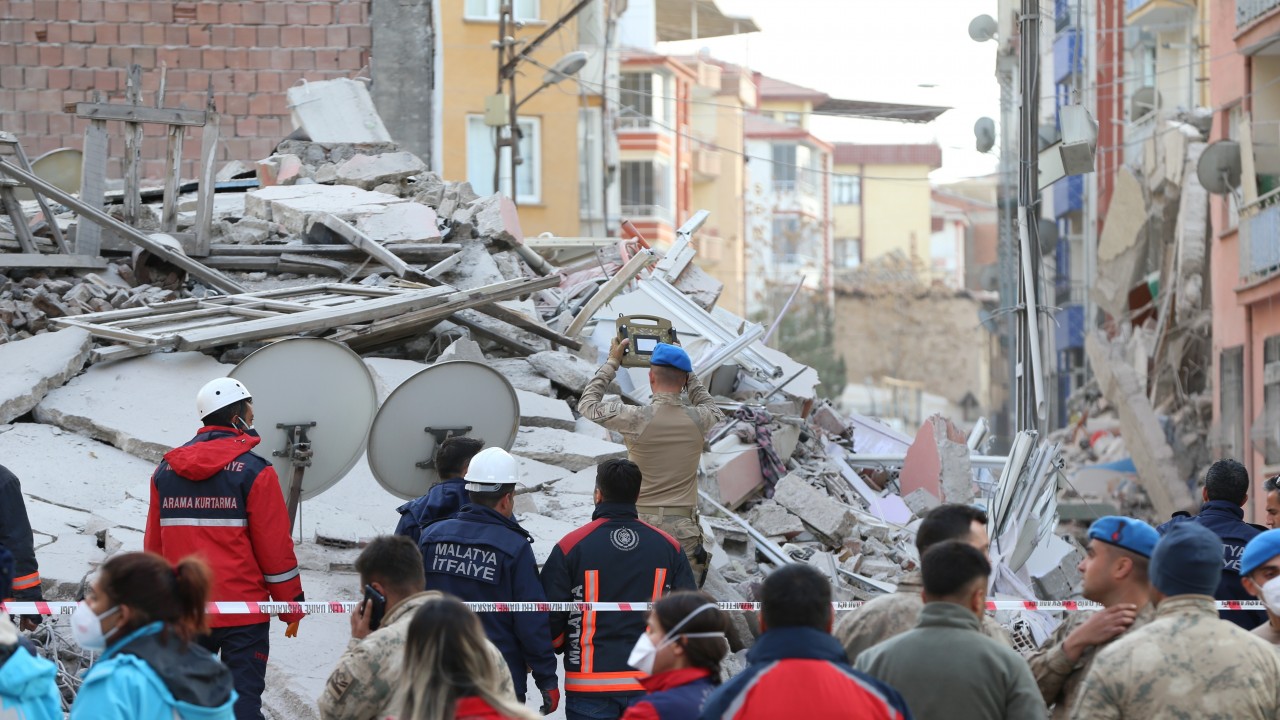 Malatya’daki depremlerde hasar alan 5 katlı bina yıkıldı