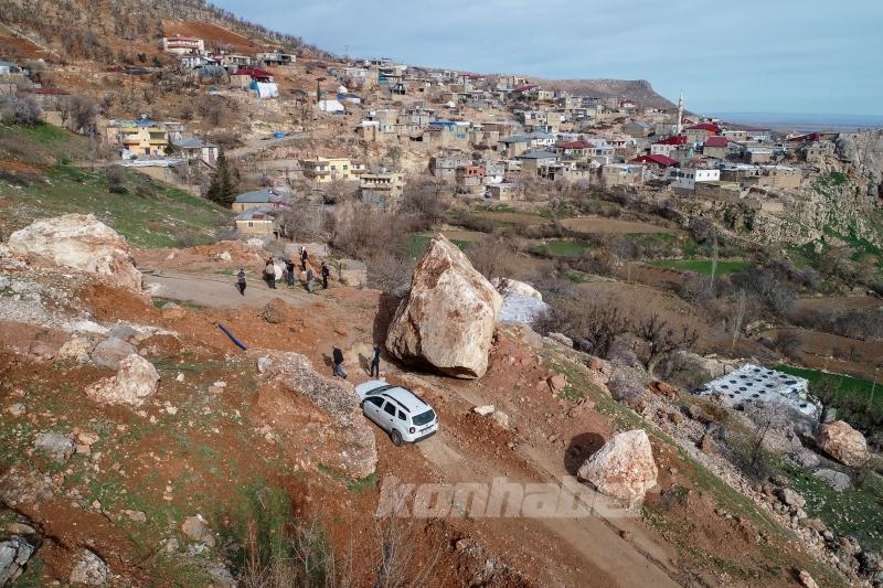 Depremde dağdan kopan devasa kayalar evleri teğet geçti