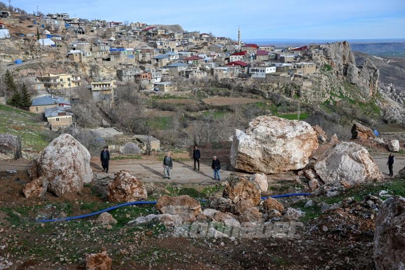 Depremde dağdan kopan devasa kayalar evleri teğet geçti