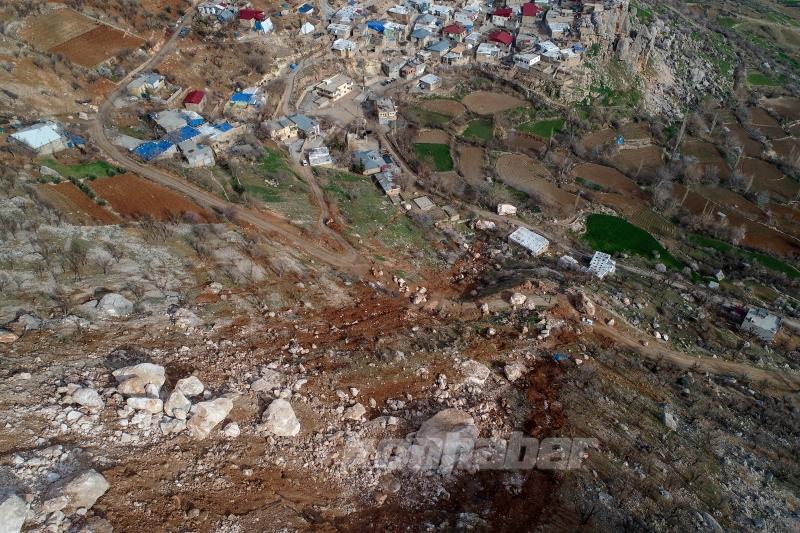 Depremde dağdan kopan devasa kayalar evleri teğet geçti