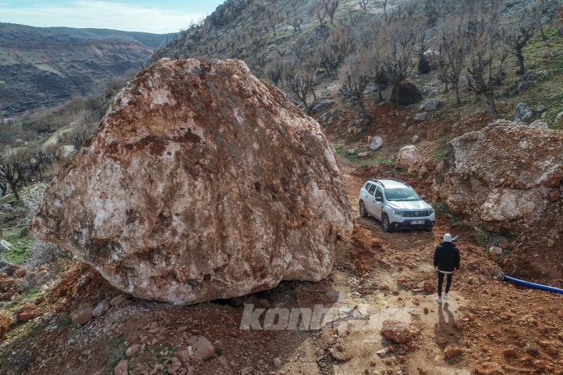 Depremde dağdan kopan devasa kayalar evleri teğet geçti