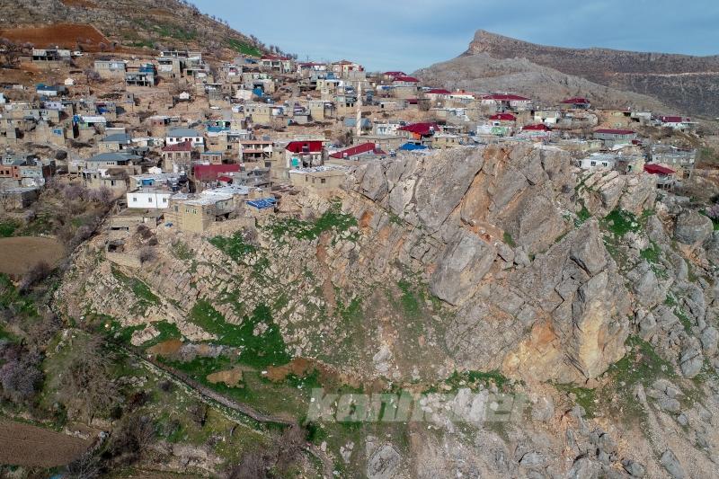 Depremde dağdan kopan devasa kayalar evleri teğet geçti