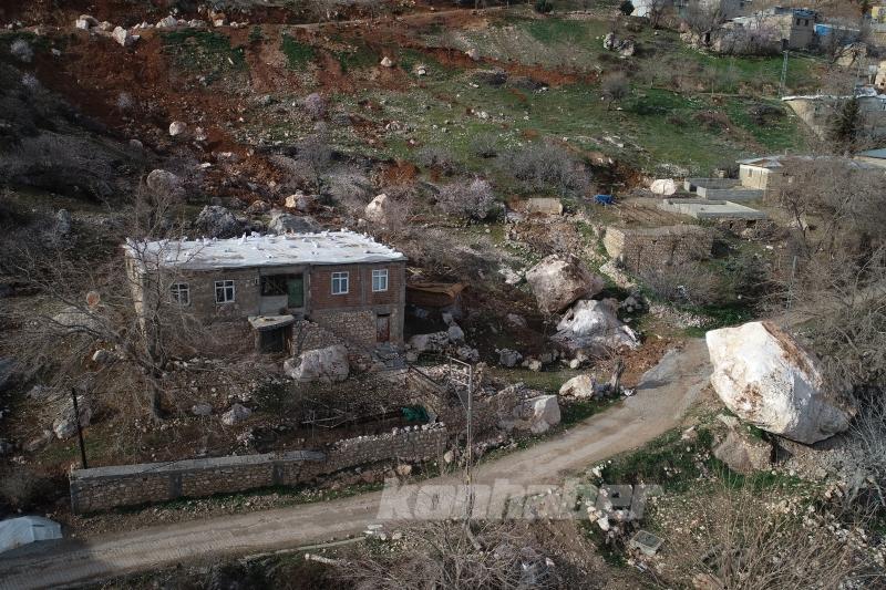 Depremde dağdan kopan devasa kayalar evleri teğet geçti