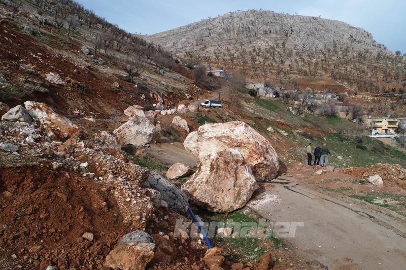 Depremde dağdan kopan devasa kayalar evleri teğet geçti