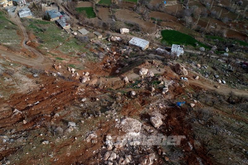 Depremde dağdan kopan devasa kayalar evleri teğet geçti