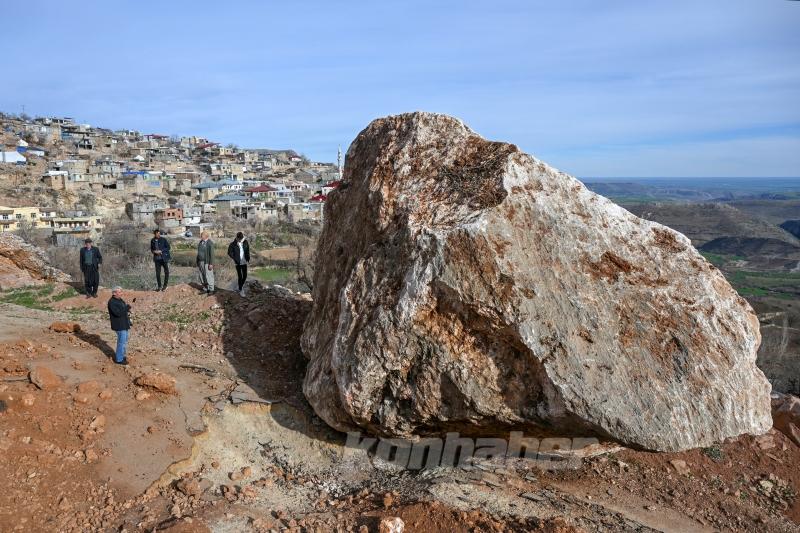Depremde dağdan kopan devasa kayalar evleri teğet geçti