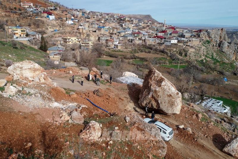 Depremde dağdan kopan devasa kayalar evleri teğet geçti