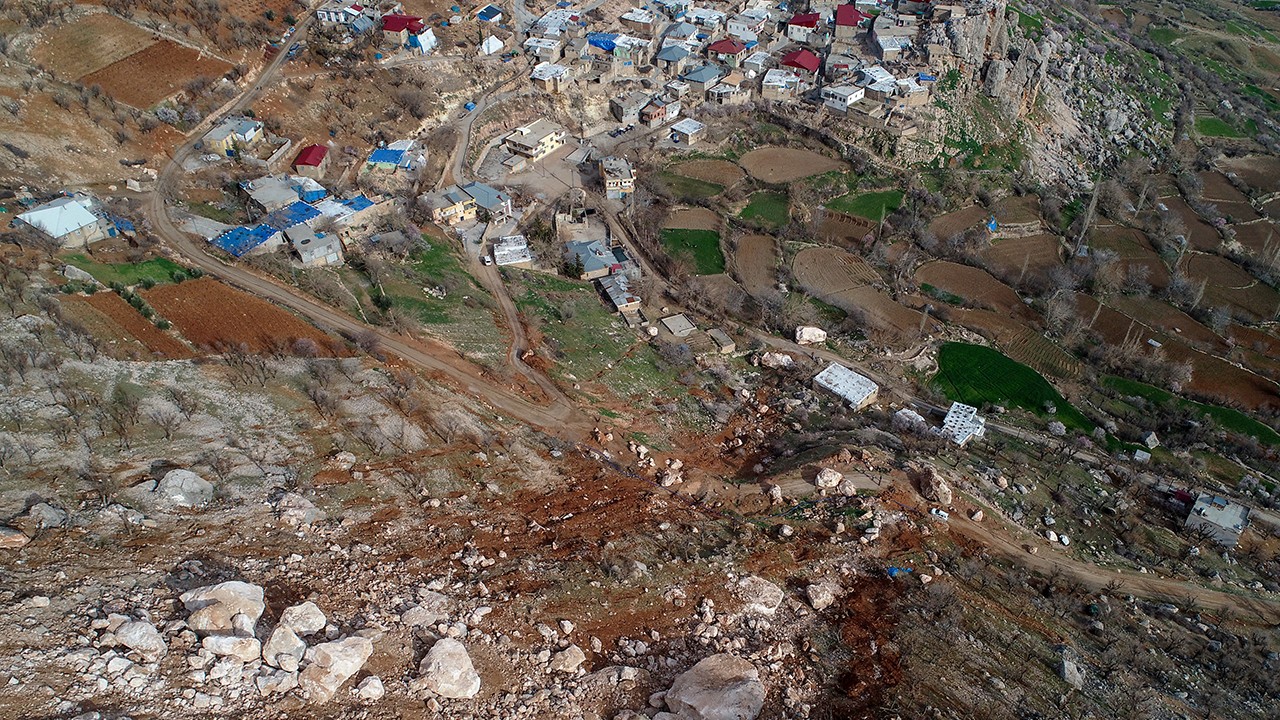 Depremde dağdan kopan devasa kayalar evleri teğet geçti