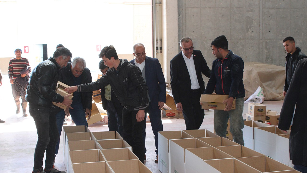 Yunak’ın Saray Mahallesi deprem bölgesine 34 tır yardım malzemesi gönderdi
