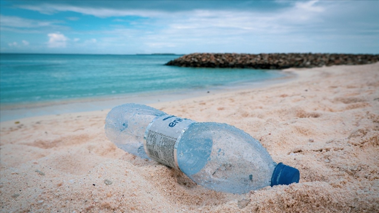 Okyanusların tamamında 171 trilyon plastik parçası olduğu tahmin ediliyor