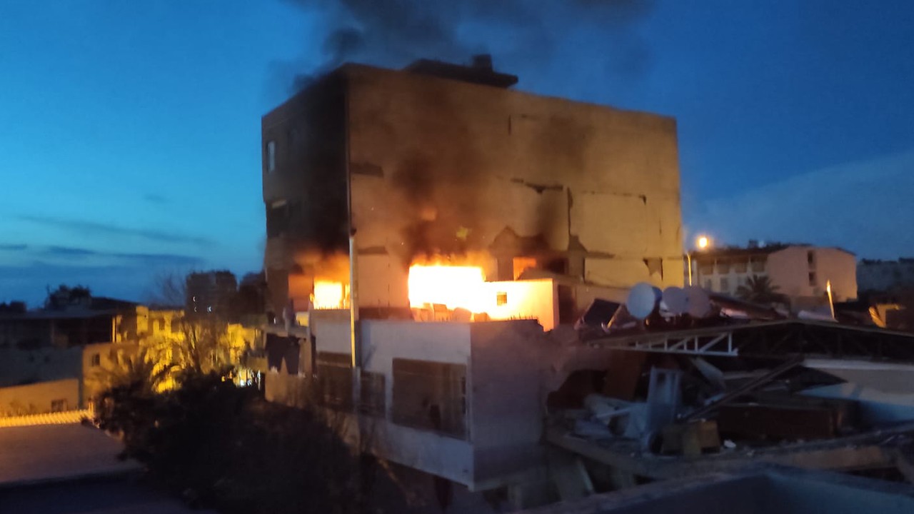Hatay’da depremde ağır hasar gören apartmanda çıkan yangın söndürüldü