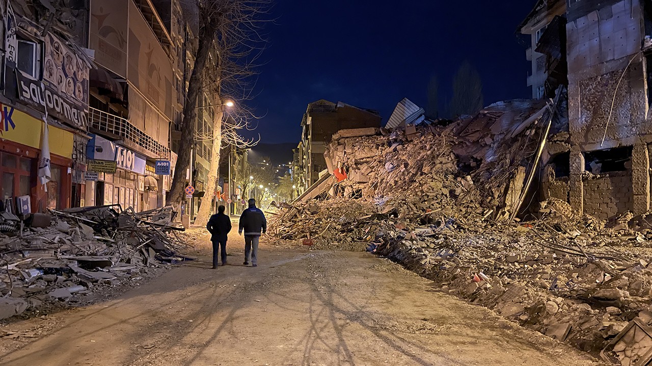 Depremlerde bir kısmı yıkılan bina Sincik merkezli depremde çöktü