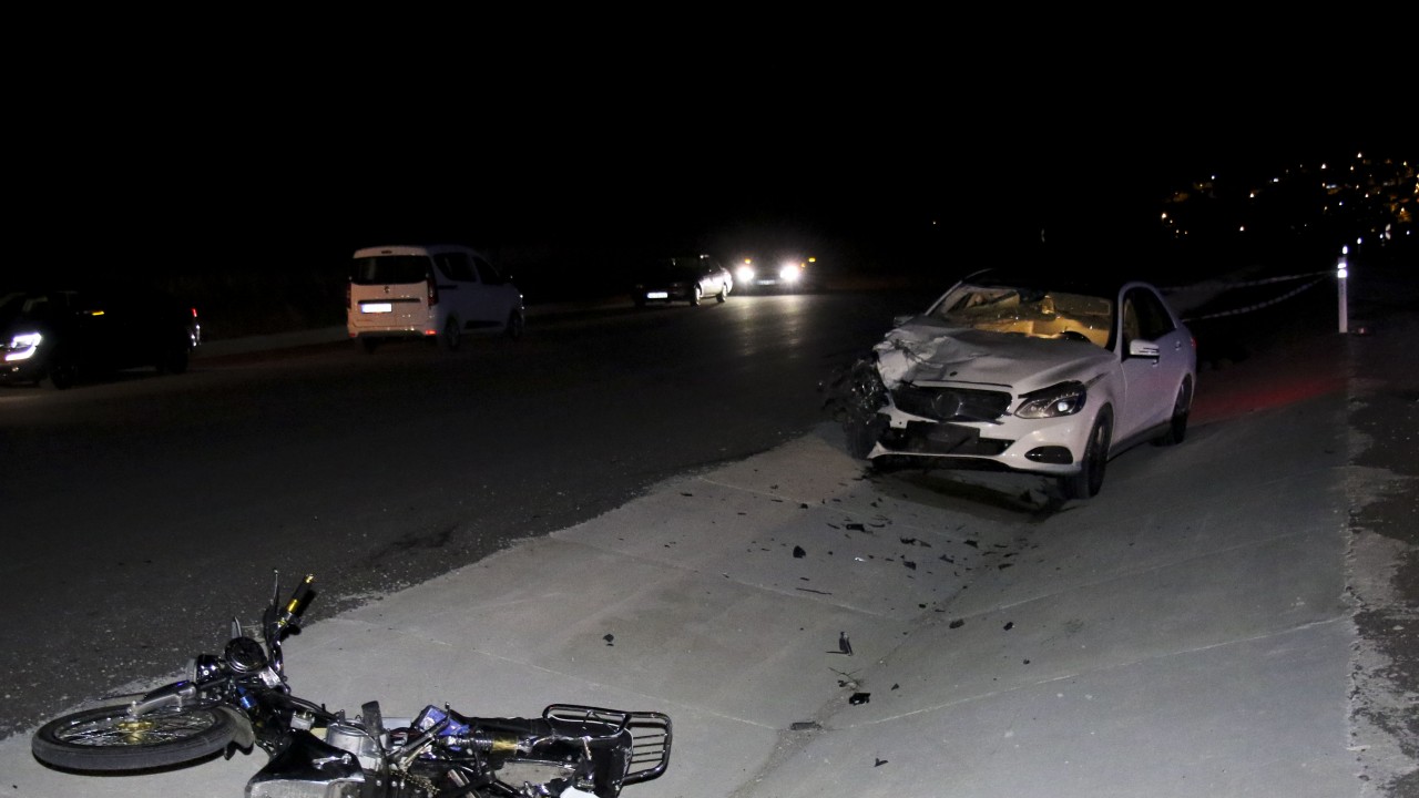 Otomobille çarpışan motosikletteki 2 kişi öldü