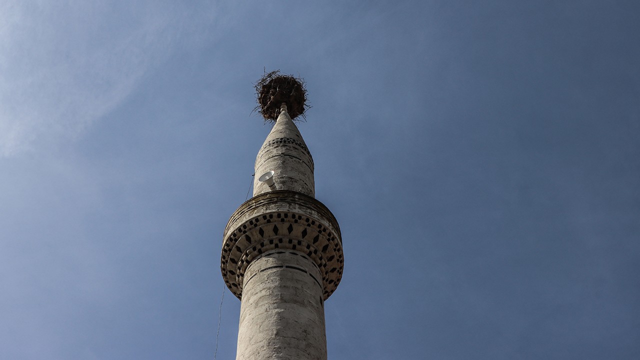 Yıllardır leyleklerin yuva yaptığı minare depremde ağır hasar gördü