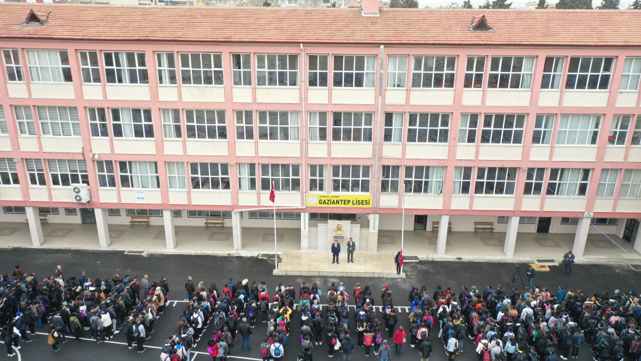Depremden etkilenen Gaziantep'te eğitim öğretim yeniden başladı