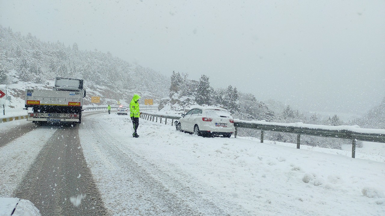 Konya-Antalya yolunda ulaşıma kar engeli