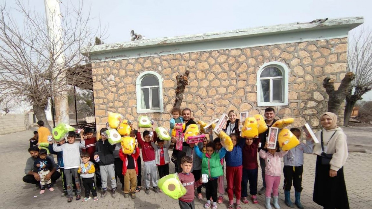 Gönüllü öğretmenlerin topladığı oyuncaklar depremzede çocuklara hediye edildi