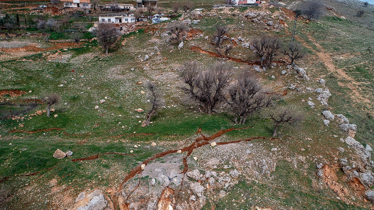 Depremde zemini kayan mezra tahliye edildi