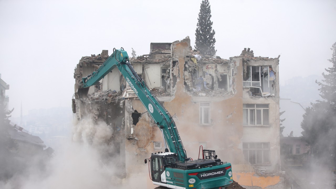 Kahramanmaraş’ta aciliyet gerektiren binaların yıkımı sürüyor