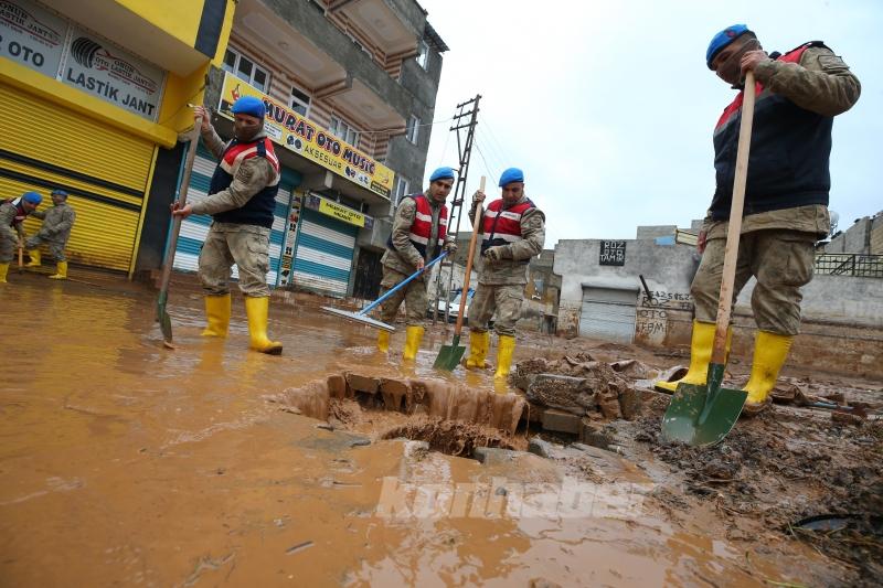 Şanlıurfa’da selden etkilenen Karakoyun Deresi civarı temizleniyor