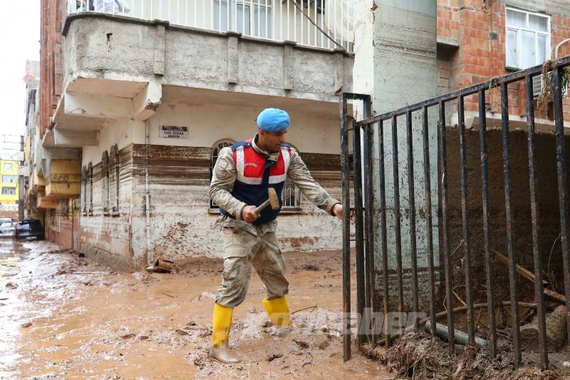 Şanlıurfa’da selden etkilenen Karakoyun Deresi civarı temizleniyor
