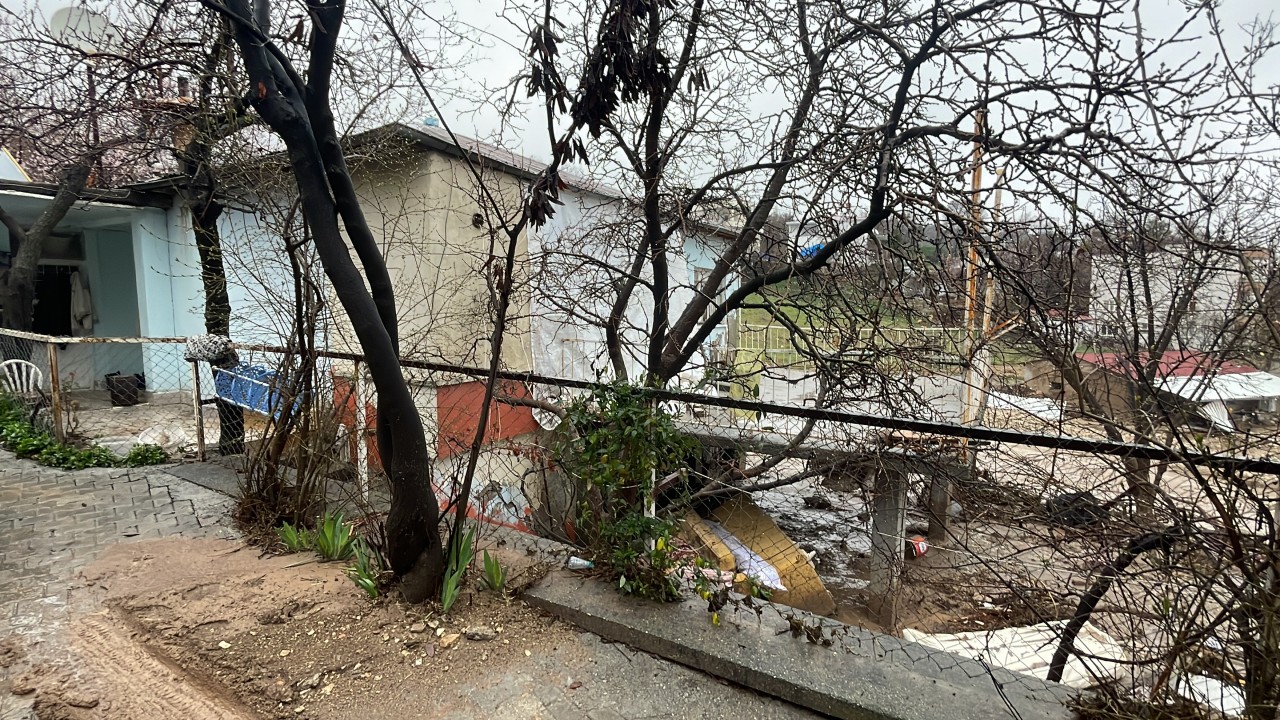 Depremde hasar gören evinden kurtardığı eşyaları selde kayboldu