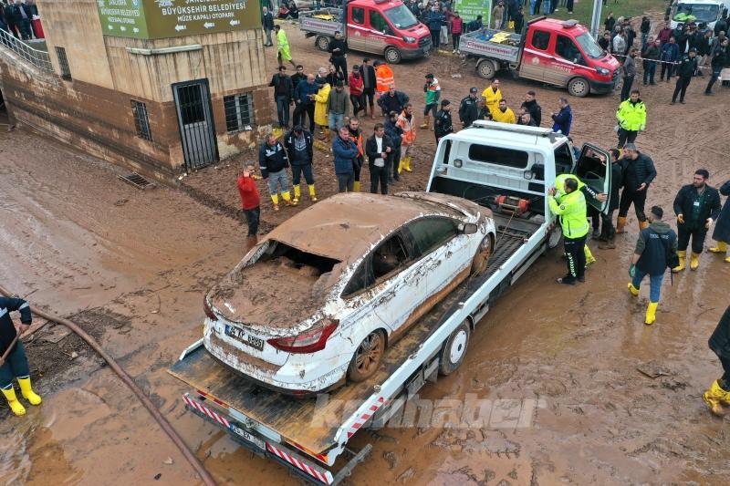 Şanlıurfa’daki selden etkilenen otoparktaki araçlar çıkarılıyor