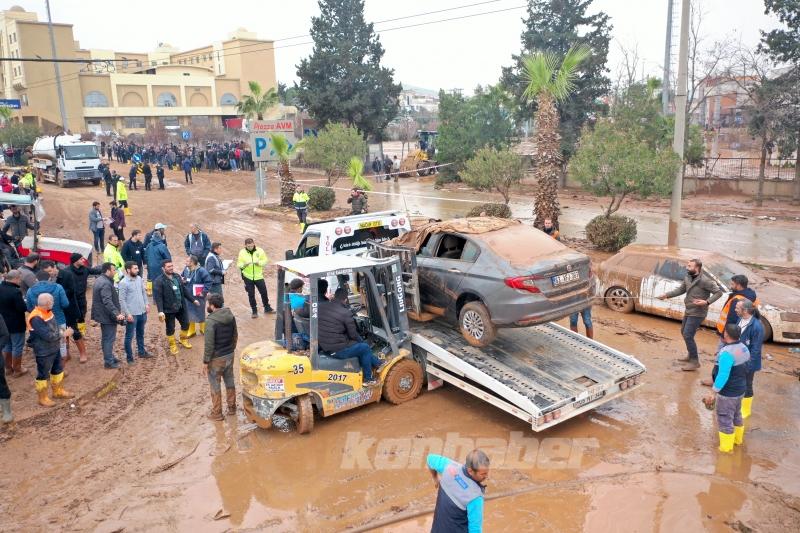Şanlıurfa’daki selden etkilenen otoparktaki araçlar çıkarılıyor