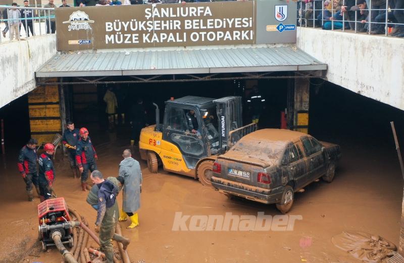 Şanlıurfa’daki selden etkilenen otoparktaki araçlar çıkarılıyor