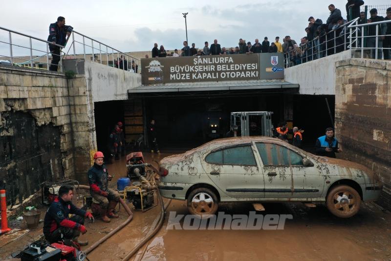Şanlıurfa’daki selden etkilenen otoparktaki araçlar çıkarılıyor