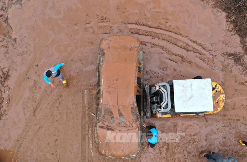 Şanlıurfa’daki selden etkilenen otoparktaki araçlar çıkarılıyor