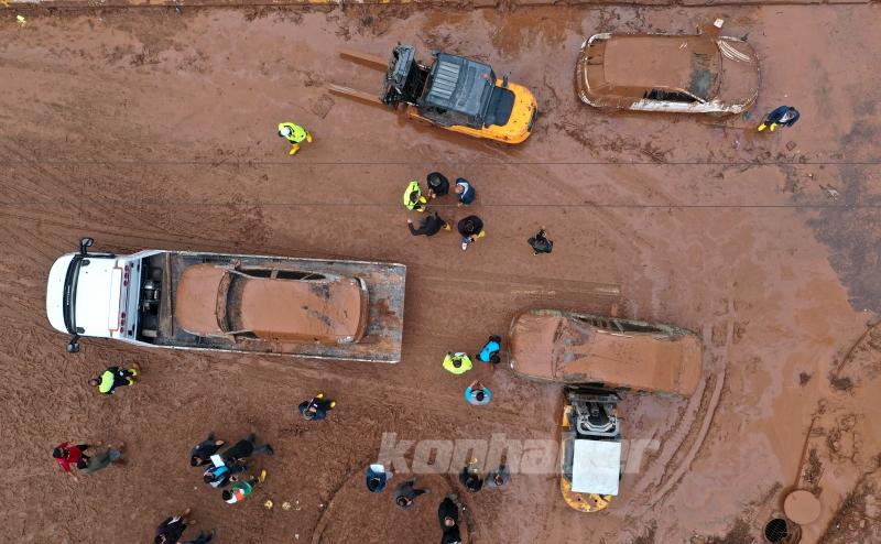 Şanlıurfa’daki selden etkilenen otoparktaki araçlar çıkarılıyor
