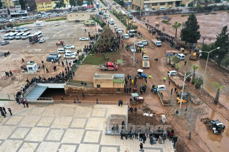 Şanlıurfa’daki selden etkilenen otoparktaki araçlar çıkarılıyor