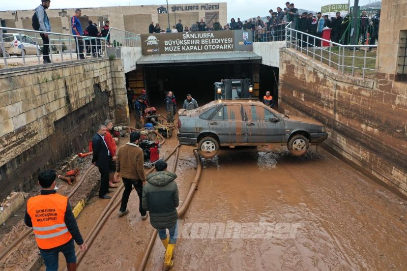 Şanlıurfa’daki selden etkilenen otoparktaki araçlar çıkarılıyor