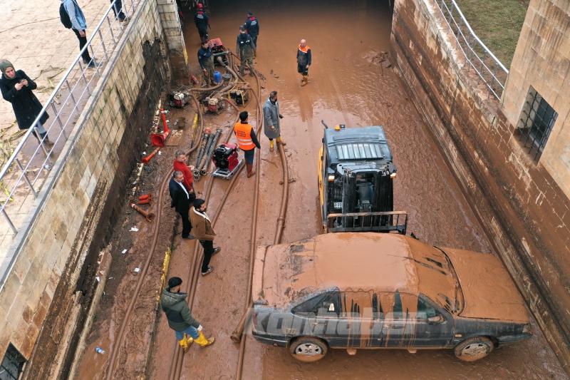 Şanlıurfa’daki selden etkilenen otoparktaki araçlar çıkarılıyor