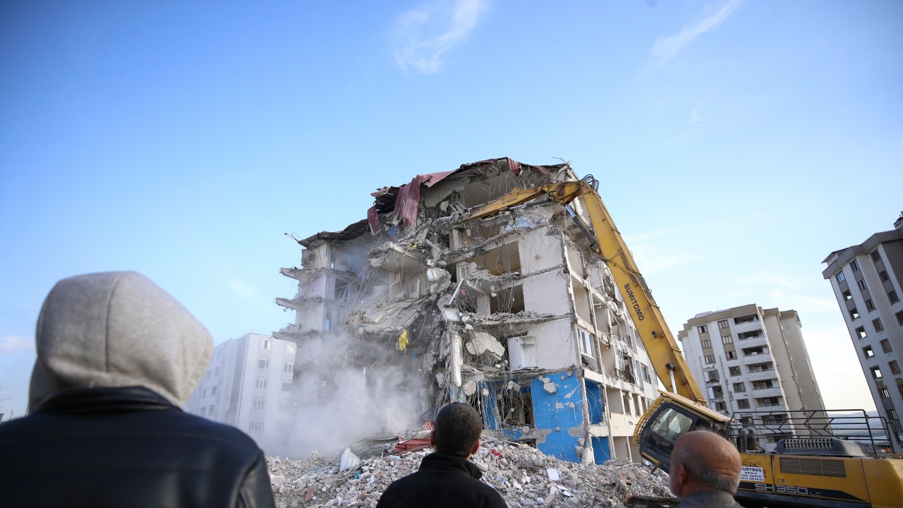 Kahramanmaraş’ta aciliyeti bulunan bina yıkım işlemleri sürüyor