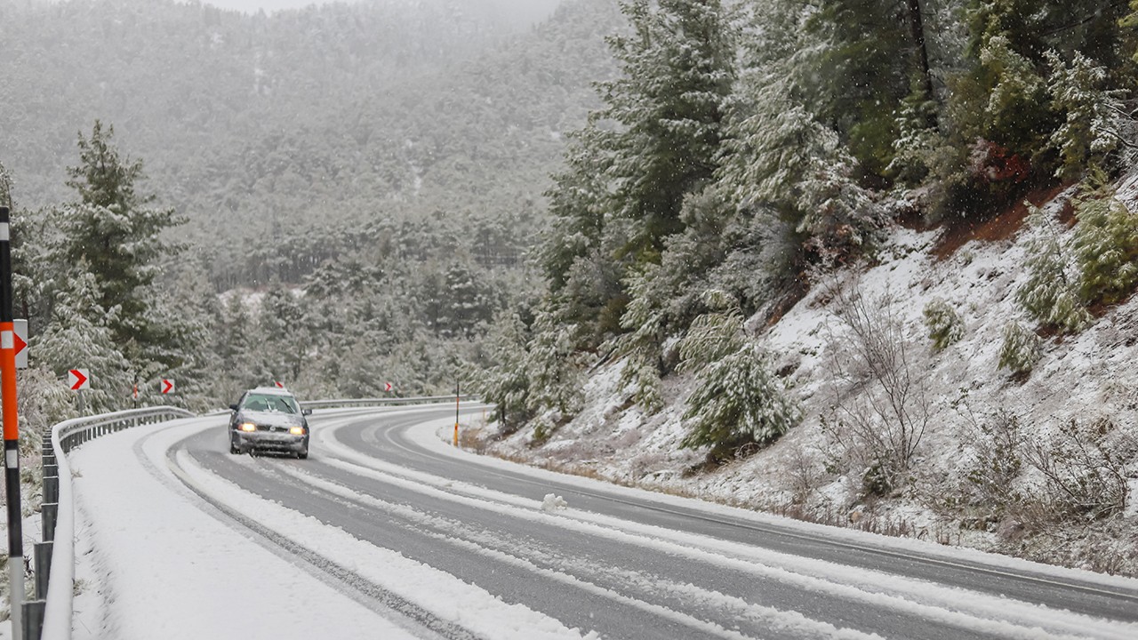 Antalya-Konya yolu kar nedeniyle tırların geçişine kapatıldı