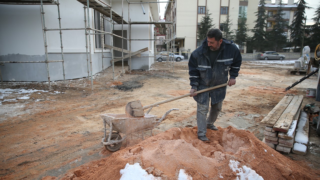 Şehit babası, oğlunun adına yaptırdığı aile sağlığı merkezinin inşaatında çalışıyor