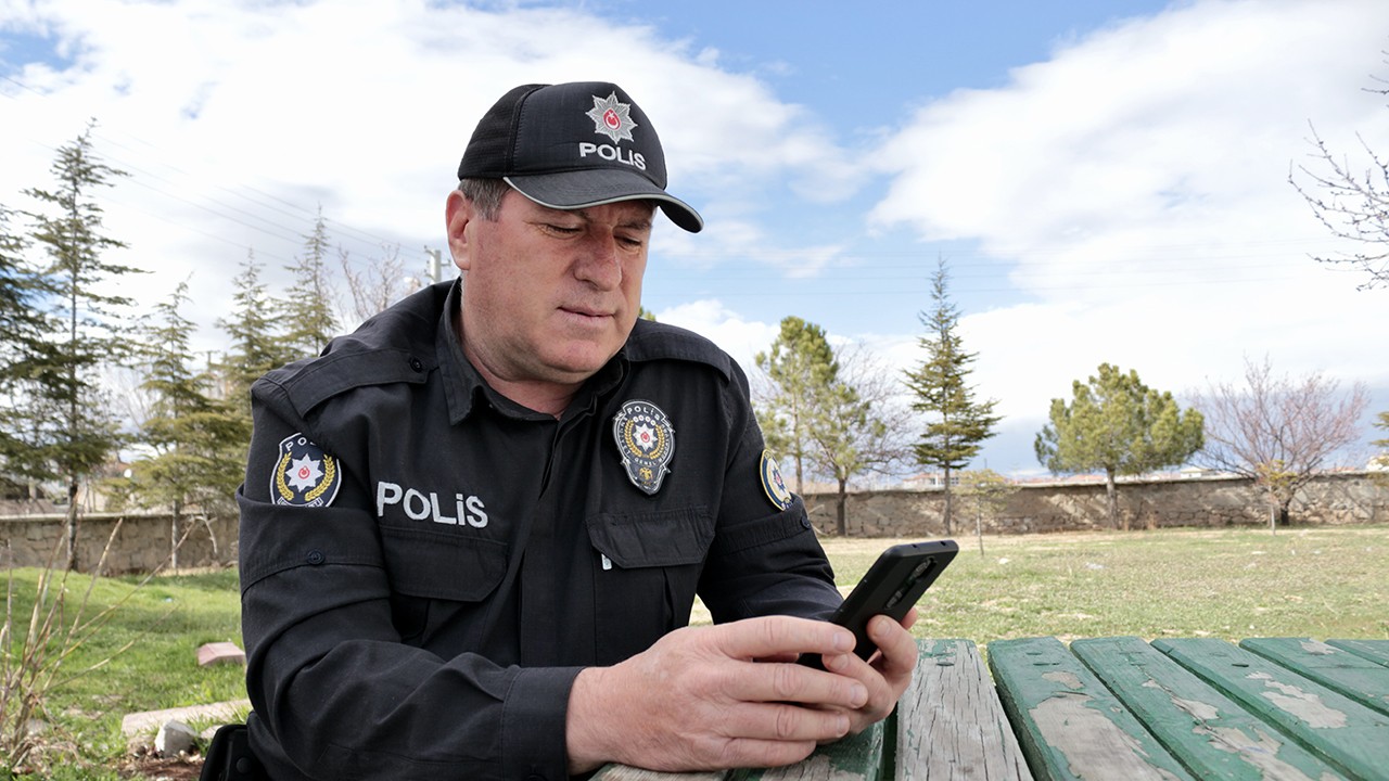 Konya'da ayakkabısını depremzedeye veren polis memuru yürekleri ısıttı
