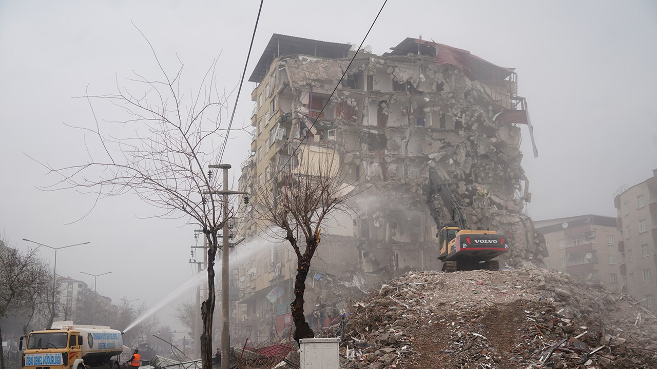 Diyarbakır’da yıkım kararı alınan yapılar yıkılıyor