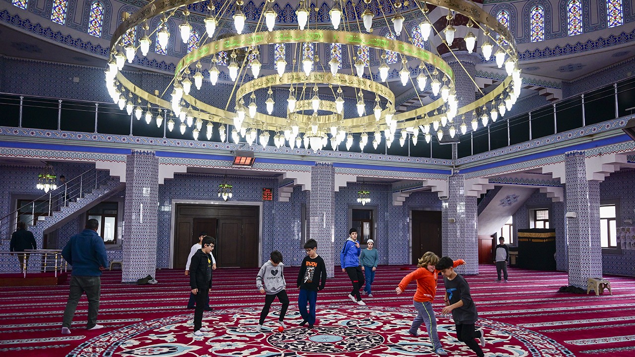 Bu camiye çocuklar büyüklerini götürüyor