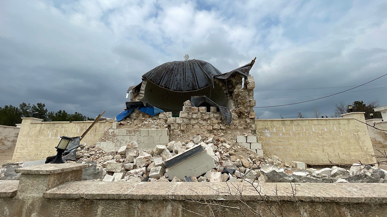 Depremler Adıyaman’daki cami ve türbelere ağır hasar verdi