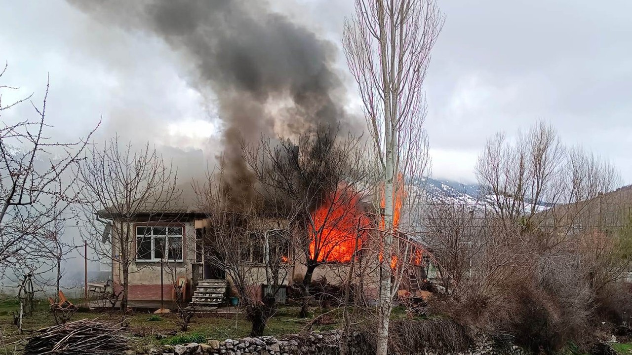 Konya’da korkutan yangın: ev kullanılamaz hale geldi
